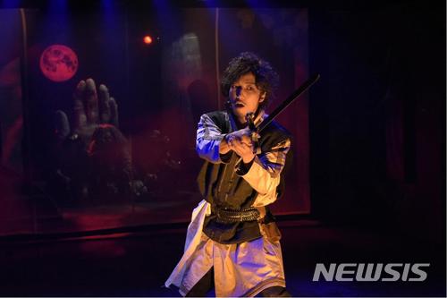 【부산=뉴시스】허상천 기자 = 부산시는 18일 개막하는 제15회 부산국제연극제가 최근 연극계의 불황속에서도 티켓파워를 과시하는 등 활기를 띠고 있다고 17일 밝혔다. 이번 개막작 ‘맥베스’는 신주쿠양산박(일본)의 공연으로 인간의 어두운 욕망과 비극적 운명의 대서사시를 담고 있는 작품이다.2018.05.17. (사진 = 부산국제연극제 제공) photo@newsis.com