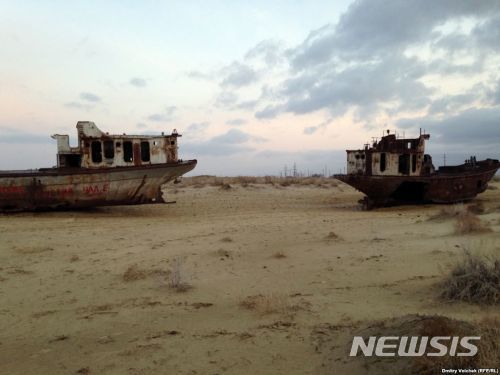 【서울=뉴시스】박상주 기자 =&nbsp; 영국 가디언은 16일(현지시간) 과학잡지 네이처에 이날자로 기고된 미 항공우주국(NASA) 제트추진연구소(the Nasa Jet Propulsion Laboratory)의 논문을 인용해 인도 북·동부 지역과 중동, 미국 캘리포니아, 호주 등 지구촌 19개 지역에서 수자원의 과도한 사용으로 인해 물부족 문제가 대두되기 시작했다고 보도했다. 사진은 강물의 유입량 감소로 말라가고 있는 아랄해의 모습. <출처: 구글> 2018.05.17. 