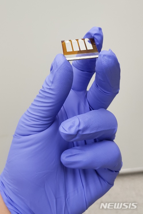 【수원=뉴시스】아주대·고려대 연구진이 개발한 페로브스카이트(perovskite) 태양전지용 신소재. 2018.05.17 (사진=아주대학교 제공) photo@newsis.com