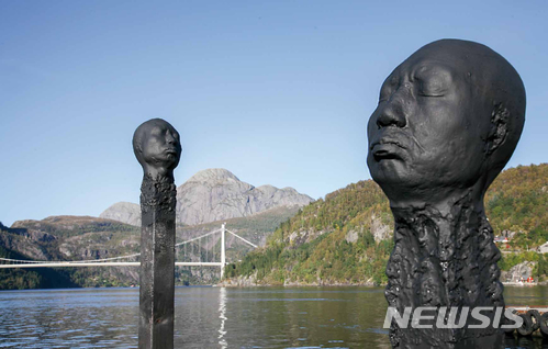 【서울=뉴시스】 박현주 기자 = 2018창원국제조각비엔날레 초대 작가로 선정된 독일 작가 울프강스틸러의 ‘3Matchmen stick’, Bronze, 210x30x30cm. 독일 자연주의 현대 미술 작가로 조각, 평면 그리고 설치, 다양한 장르의 작업을 하고 있다. 