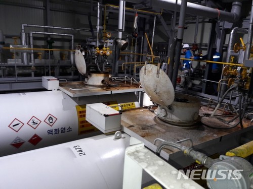 【울산=뉴시스】박일호 기자 = 17일 오전 9시59분께 울산시 남구 여천동 한화케미칼 2공장 출하장 창고에서 염소가스 약 1㎏이 누출되는 사고가 발생했다. 사진은 염소가스가 누출된 출하장 창고. 2018.05.17. (사진=울산소방본부 제공) photo@newsis.com