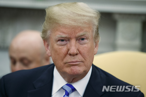 【워싱턴=AP/뉴시스】16일(현지시간) 백악관에서 샤브카트 미르지요예프 우즈베키스탄 대통령과의 회담 중인 도널드 트럼프 미국 대통령의 모습. 그는 이날 북한의 위협과 연관해 "우리는 아직 통보받지 못했다"고 언급했다. 2018.05.17 