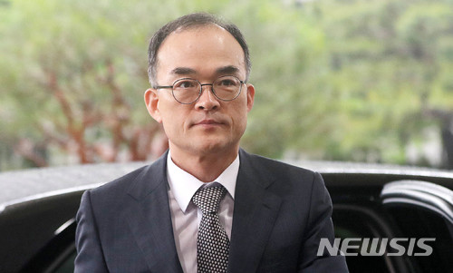 【서울=뉴시스】 추상철 기자 = 강원랜드 채용비리 사건과 관련 수사지휘권 행사 외압 의혹을 받고 있는 문무일 검찰총장이 17일 오전 서울 서초구 대검찰청으로 출근하고 있다. 2018.05.17.&nbsp; scchoo@newsis.com 