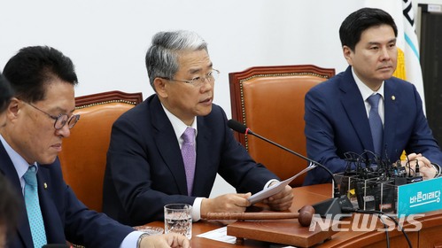 【서울=뉴시스】홍효식 기자 = 바른미래당 김동철 원내대표가 17일 오전 서울 여의도 국회에서 열린 제8차 원내정책회의에 참석해 모두발언을 하고 있다. 왼쪽부터 정운천 최고위원, 김 원내대표, 지상욱 정책위의장. 2018.05.17. yesphoto@newsis.com