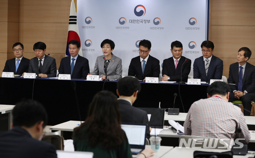 【서울=뉴시스】고승민 기자 = 김영주 고용노동부 장관이 27일 오전 정부서울청사에서 관계부처 공무원들과 함께 노동시간 단축 현장안착 지원대책 관련 발표를 하고 있다. 이번 노동시간 단축 지원대책은 신규채용 및 임금보전 지원 강화, 노동시간 단축기업 우대 지원, 생산성 향상 및 업무방식 개선 지원, 인력 지원 강화, 특례제외업종 특화지원 및 관리대책 시행 등으로 구성됐다. 2018.05.17. kkssmm99@newsis.com