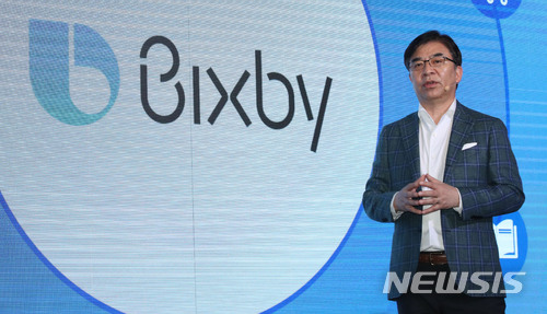 【서울=뉴시스】김선웅 기자 = 17일 오전 서울 성동구 에스팩토리에서 열린 삼성전자 홈 IoT & 빅스비 미디어데이 행사에서 김현석 대표이사 사장이 인공지능 음성인식 서비스 '빅스비'와 '삼성 홈 IoT'를 소개하고 있다.&nbsp; 삼성전자는 휴대폰 외 18년형 TV, 냉장고, 에어컨, 세탁기 등 주요 가전제품에 '빅스비'를 적용했으며 향후 오븐과 로봇청소기 등 다양한 제품군에도 음성인식 기능을 확대한다는 계획이다. 2018.05.17.&nbsp; mangusta@newsis.com