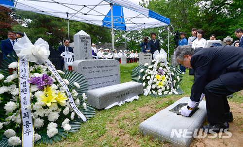 【광주=뉴시스】 류형근 기자 = 1980년 5·18 민주화운동 참상을 세계에 알린 고(故) 찰스 헌틀리(Charles Huntley·한국명 허철선 1936∼2017) 목사의 유해 안장식이 17일 오전 광주 남구 양림동 호남신학대학교 선교사 묘지에서 열리고 있다. 2018.05.17. hgryu77@newsis.com