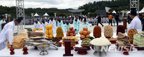 【광주=뉴시스】신대희 기자 = 5·18광주민주화운동 38주년 기념식을 하루 앞둔 17일 광주 북구 운정동 국립5·18민주묘지에서는 5·18민주유공자유족회 주관으로 5·18민중항쟁 제38주년 추모제가 열리고 있다. 2018.05.17.&nbsp; sdhdream@newsis.com