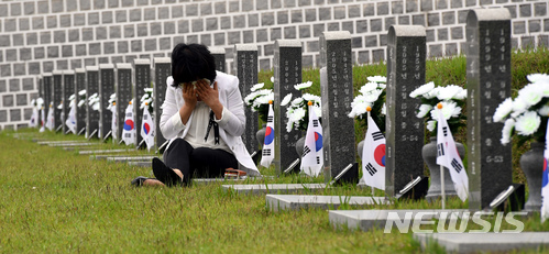 【광주=뉴시스】신대희 기자 = 5·18광주민주화운동 38주년 기념식을 하루 앞둔 17일 광주 북구 운정동 국립5·18민주묘지에서 허규정 열사의 동생이 참배하며 눈물을 흘리고 있다. 2018.05.17.&nbsp; sdhdream@newsis.com