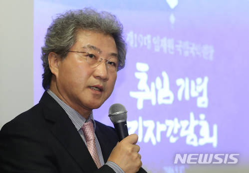 【서울=뉴시스】조수정 기자 = 임재원 신임 국립국악원장이 17일 오전 서울 종로구 세종로 설가온에서 열린 취임 기념 기자간담회에서 인사말 하고 있다. 2018.05.17. chocrystal@newsis.com