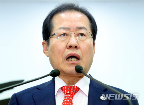 【서울=뉴시스】박영태 기자 = 17일 오전 서울 영등포구 여의도 자유한국당 당사에서 홍준표 대표가 미북정상회담 관련 공개서한을 발표하고 있다. 2018.05.17.since1999@newsis.com