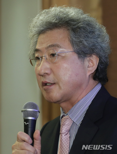 【서울=뉴시스】조수정 기자 = 임재원 신임 국립국악원장이 17일 오전 서울 종로구 세종로 설가온에서 열린 취임 기념 기자간담회에서 인사말 하고 있다. 2018.05.17. chocrystal@newsis.com