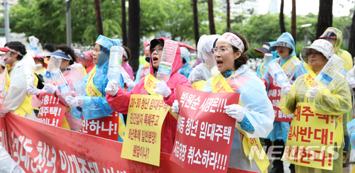 【서울=뉴시스】전진환 기자 = 성내동 청년임대주책 반대 위원회 관계자들이 17일 오전 서울시청 앞에서 민간청년임대주택 반대 집회를 하고 있다. 2018.05.17. amin2@newsis.com