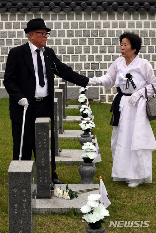 【광주=뉴시스】신대희 기자 = 5·18광주민주화운동 38주년 기념식을 하루 앞둔 17일 오전 광주 북구 운정동 국립5·18민주묘지에서 열린 추모제에 참석한 임옥한 열사(행방불명자)의 부모 임준배(84), 김진덕(74·여)씨가 참배 뒤 발걸음을 옮기고 있다. 2017.05.17.&nbsp; sdhdream@newsis.com