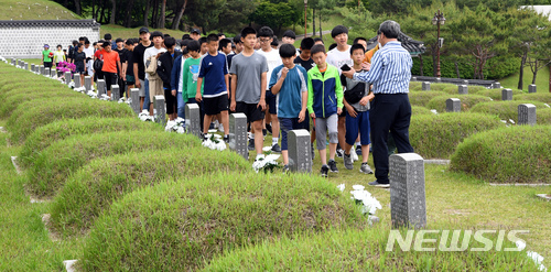 【광주=뉴시스】신대희 기자 = 5·18민주화운동 38주년을 하루 앞둔 17일 광주 북구 운정동 국립5·18민주묘지에 참배객 발길이 이어지고 있다. 2018.05.17. sdhdream@newsis.com