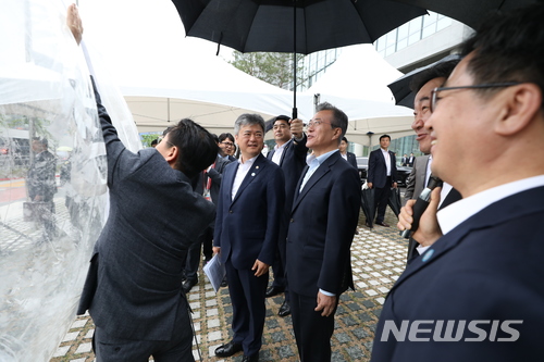 【서울=뉴시스】전신 기자 = 문재인 대통령이 17일 서울 마곡 R&D 단지에서 열린 혁신성장 점검회의에 앞서 양웅철 현대자동차 부회장의 설명을 들으며 수소전기버스 미세먼지 저감 체험을 하고 있다. 2018.05.17. photo1006@newsis.com