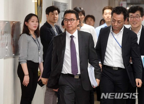 【서울=뉴시스】고승민 기자 = 17일 서울 세종로 정부서울청사 금융위원회에서 열린 삼성바이오로직스의 분식회계 여부를 가려내는 감리위원회에서 김학수 감리위원장(증권선물위원회 상임위원)이 대회의실로 들어서고 있다. 2018.05.17. photo@newsis.com