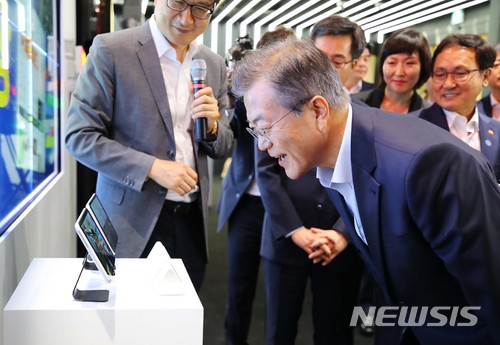 【서울=뉴시스】전신 기자 = 문재인 대통령이 17일 오후 서울 강서구 마곡 R&D 단지에서 열린 혁신성장 보고대회에서 SKT관계자로부터 5G를 이용한 스마트 미디어월에 관한 설명을 들으며 체험하고 있다. 2018.05.17. photo1006@newsis.com