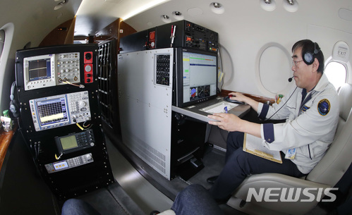 【인천공항=뉴시스】공항사진기자단 = 지난 5월17일 이희석 비행점검센터 비행검사관이 서울지방항공청 소속 비행점검기에서 비행검사장치를 이용해 항행안전시설 등을 점검을 하고 있다. 2018.05.17. photo@newsis.com 