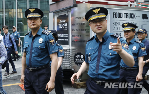 【서울=뉴시스】최동준 기자 = 이철성(왼쪽) 경찰청장이 강남역 여성살해 사건 2주기인 17일 서울 강남역 사건현장을 찾아 여성안전 순찰 코스 점검을 하고 있다. 2018.05.17.&nbsp; photocdj@newsis.com