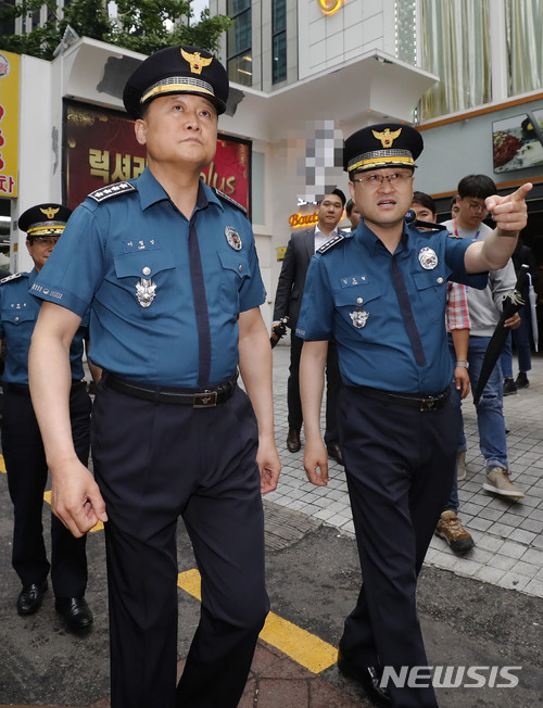 【서울=뉴시스】최동준 기자 = 이철성(왼쪽) 경찰청장이 강남역 여성살해 사건 2주기인 17일 서울 강남역 사건현장을 찾아 여성안전 순찰 코스 점검을 하고 있다. 2018.05.17. photocdj@newsis.com