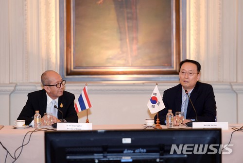 【서울=뉴시스】 백운규 산업통상자원부 장관이 16일(현지시각) 태국 방콕 총리관저에서 열린 '한-태국 에너지장관 회담'에 참석해 모두발언을 하고 있다. 왼쪽은 스리 지라뽕판 태국 에너지업부 장관. 2018.05.17. (사진=산업통상자원부 제공) photo@newsis.com