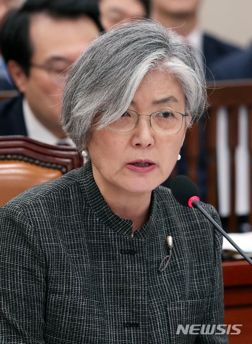 【서울=뉴시스】홍효식 기자 = 강경화 외교부 장관이 17일 오후 서울 여의도 국회 본청 외교통일위원회 회의실에서 열린 전체회의에 출석해 의원들의 질의에 답하고 있다. 2018.05.17. yesphoto@newsis.com