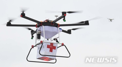 드론을 활용한 응급구호키트 전달(뉴시스 DB)