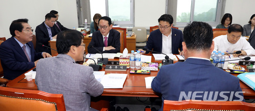 【서울=뉴시스】박영태 기자 = 지난 17일 오후 서울 영등포구 여의도 국회에서 진행된 추가경정예산안에 대한 예산결산위원회 계수조정소위원회를 백재현 소위원장이 주재하고 있다. 2018.05.17.since1999@newsis.com