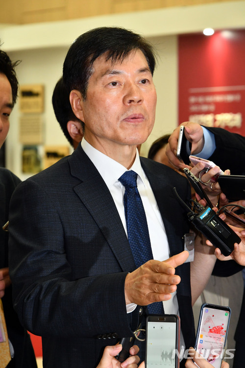 【서울=뉴시스】고승민 기자 = 김태한 삼성바이오로직스 대표이사가 17일 오후 서울 세종대로 정부서울청사 금융위원회에서 열린 삼성바이오로직스의 분식회계 여부를 가려내는 감리위원회에 소명하기 위해 정부청사에 들어오며 취재진 질문에 답하고 있다. 2018.05.17.&nbsp; photo@newsis.com