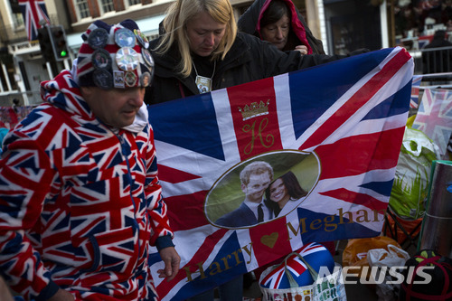 【윈저=AP/뉴시스】오는 19일 치러지는 해리 왕자와 메건 마클의 결혼식을 구경하기 위해 17일(현지시간) 사람들이 영국 윈저 성 앞에 진을 치고 있다. 2017.05.17