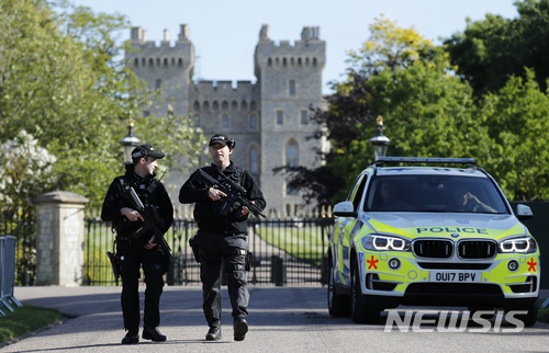 【윈저=AP/뉴시스】중무장한 영국 경찰들이 17일(현지시간) 해리 왕자와 메건 마클의 결혼식이 거행되는 윈저성 주변을 순찰하고 있다. 결혼식은 오는 19일 치러진다. 2017.05.17 