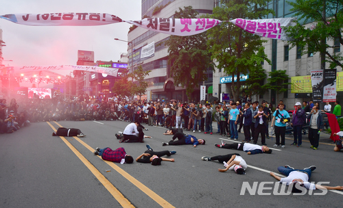 【광주=뉴시스】류형근 기자 = 1980년 5월 광주를 재현해 진상규명 공감대를 모으는 38주기 5·18민주화운동 전야행사가 '보아라 오월의 진실, 불어라 평화의 바람'을 주제로 17일 오후 광주 동구 금남로 거리에서 펼쳐진 가운데 그날의 시위 모습이 재현되고 있다. 2018.05.17.&nbsp; hgryu77@newsis.com