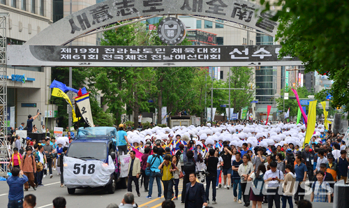 【광주=뉴시스】류형근 기자 = 1980년 5월 광주를 재현해 진상규명 공감대를 모으는 38주기 5·18민주화운동 전야행사가 '보아라 오월의 진실, 불어라 평화의 바람'을 주제로 17일 오후 광주 동구 금남로 거리에서 펼쳐진 가운데 5월 어머니를 선두로 민주대행진이 펼쳐지고 있다. 2018.05.17.&nbsp; hgryu77@newsis.com