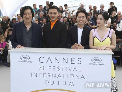 【칸=AP/뉴시스】영화 '버닝'으로 제71회 칸국제영화제 경쟁부문에 진출한 이창동 감독, 배우 유아인, 스티븐 연,전종서(왼쪽부터)가 17일(현지시간) 프랑스 칸에서 사진기자들을 위해 포즈를 취하고 있다. 2018.05.18