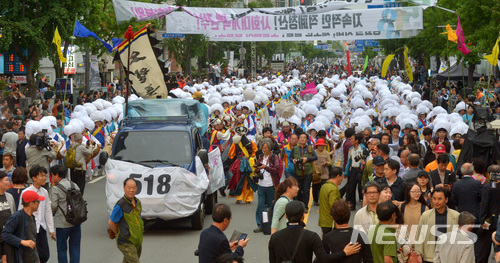 【광주=뉴시스】류형근 기자 = 제38주년 5·18광주민주화운동 기념일을 하루 앞둔 17일 오후 광주 동구 금남로에서 5·18민중항쟁 전야제 행사가 펼쳐지고 있다. 2018.05.17.&nbsp; photo@newsis.com