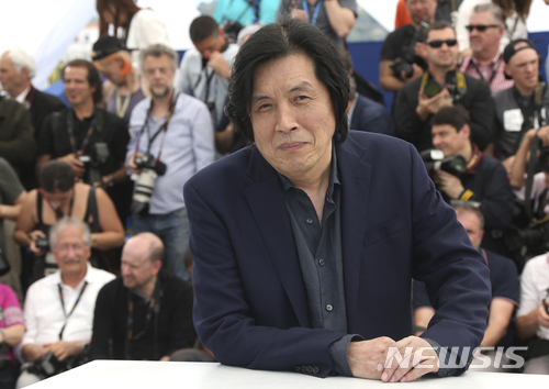 【칸=신화/뉴시스】 17일 71회 칸 영화제에 참가한 이창동 감독이 경쟁 출품작 '버닝'의 포토 콜 시간에 기자들에게 포즈를 취하고 있다. 2018. 5. 17.
