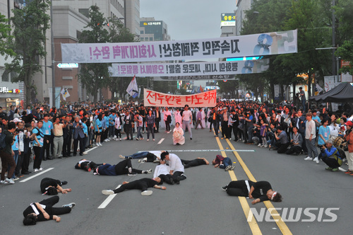 【광주=뉴시스】류형근 기자 = 제38주년 5·18광주민주화운동 기념일을 하루 앞둔 17일 오후 광주 동구 금남로에서 5·18민중항쟁 전야제 행사가 펼쳐지고 있다. 2018.05.17.  photo@newsis.com