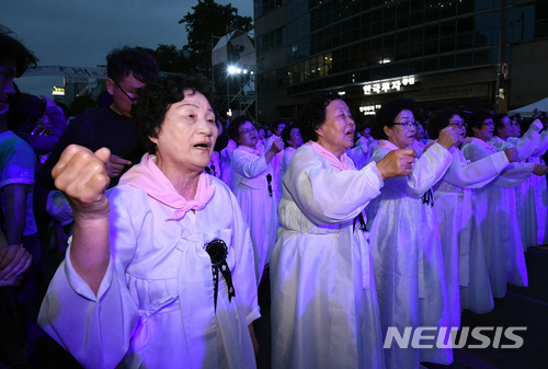 【광주=뉴시스】류형근 기자 = 제38주년 5·18광주민주화운동 기념일을 하루 앞둔 17일 오후 광주 동구 금남로에서 열린 5·18민중항쟁 전야제 행사에서 유가족들이 임을 위한 행진곡을 부르고 있다. 2018.05.17.&nbsp; photo@newsis.com