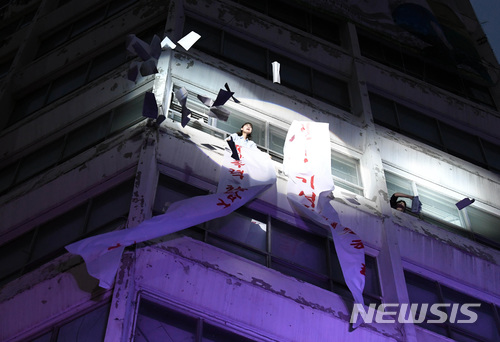 【광주=뉴시스】류형근 기자 = 제38주년 5·18광주민주화운동 기념일을 하루 앞둔 17일 오후 광주 동구 금남로에서 5·18민중항쟁 전야제 행사가 펼쳐지고 있다. 2018.05.17.&nbsp; photo@newsis.com