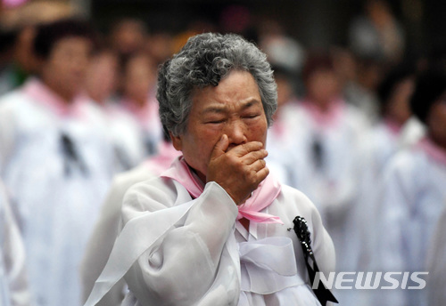 【광주=뉴시스】류형근 기자 = 제38주년 5·18광주민주화운동 기념일을 하루 앞둔 17일 오후 광주 동구 금남로에서 열린 5·18민중항쟁 전야제 행사에서 유가족들이 행진하고 있다. 2018.05.17.&nbsp; photo@newsis.com