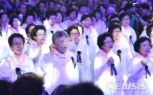 [광주=뉴시스]류형근 기자 = 제38주년 5·18광주민주화운동 기념일을 하루 앞둔 17일 오후 광주 동구 금남로에서 열린 5·18민중항쟁 전야제 행사에서 유가족들이 임을 위한 행진곡을 부르고 있다. 2018.05.17.&nbsp; photo@newsis.com