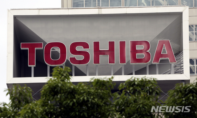 [도쿄=AP/뉴시스]지난 2017년 5월 26일 일본 도쿄의 도시바 본사 앞에 설치된 도시바 로고의 모습. 2021.06.11.