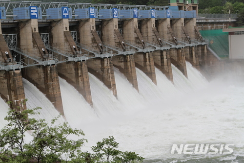 【춘천=뉴시스】한윤식 기자 = 북한강 상류지역 많은 비로 18일 오전 강원 춘천댐이 수문 10개를 7m 높이로 열고 초당 1018t의 물을 방류하고 있다. 2018.05.18.&nbsp; ysh@newsis.com 
