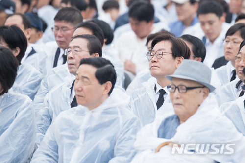 【수원=뉴시스】박다예 기자 = 이재명 더불어민주당 경기도지사 후보가 18일 오전 광주광역시 '국립5·18민주묘지'에서 열린 '제38주년 5·18민주화운동' 행사에 참석하고 있다. 2018.05.18 (사진 = 명캠프 제공) photo@newsis.com