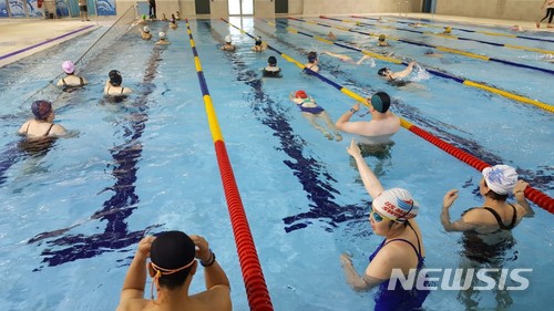 【경산=뉴시스】 강병서 기자 = 경북 경산시는 경산수영장을 완공해 18일부터 26일까지 무료 시범운영을 하고 다음달 1일 정식 개장할 계획이다. 2018.05.18 (사진=경산시 제공) photo@newsis.com