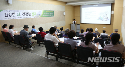 【대구=뉴시스】 김덕용 기자 = 칠곡경북대병원 뇌신경센터는 오는 23일 소강당에서 '건강한 뇌, 건강한 신체'를 주제로 건강강좌를 연다. 2018. 05. 18. (사진=칠곡경북대병원 제공) photo@newsis.com