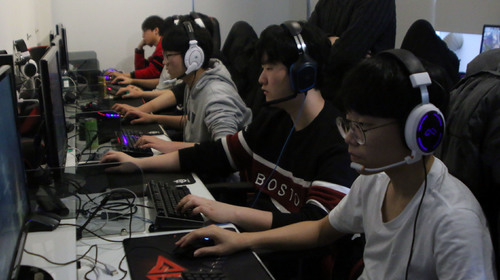 【서울=뉴시스】 게임에 열중하는 학생들.(사진제공=게임코치)