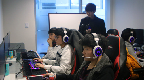 【서울=뉴시스】 게임 강사들은 학생들이 게임하는 모습을 지켜보며 조언을 해준다.(사진제공=게임코치)