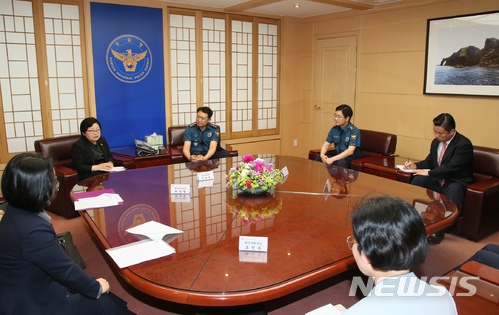 【서울=뉴시스】정현백 여성가족부 장관이 18일 오후 서울 서대문구 경찰청을 방문해 이철성 청장을 면담하고 디지털 성범죄 사건에 대한 대응방안을 논의하고 있다.2018.05.18. (사진=여성가족부 제공)